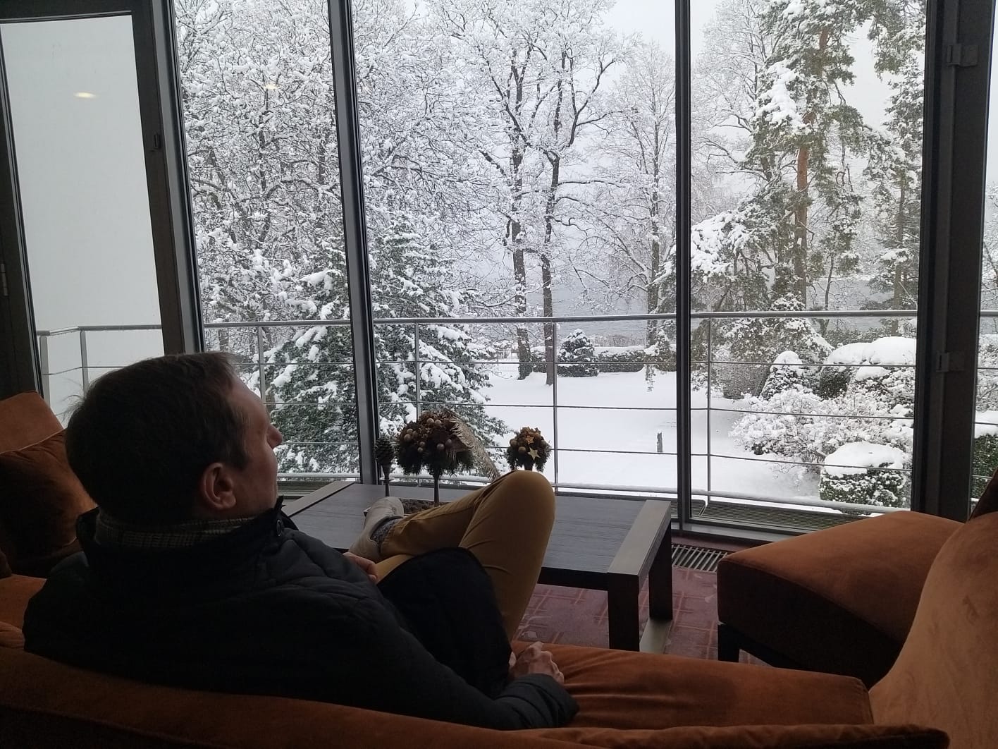 Marco Agostini contemplando paisagem de inverno