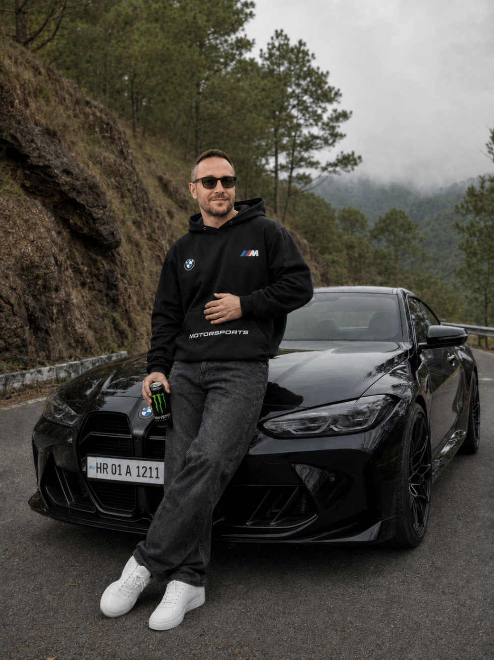 Marco Agostini em uma estrada de montanha