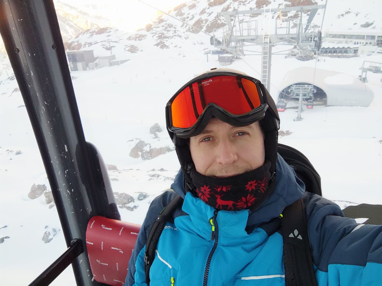 Marco Agostini esquiando nos Alpes