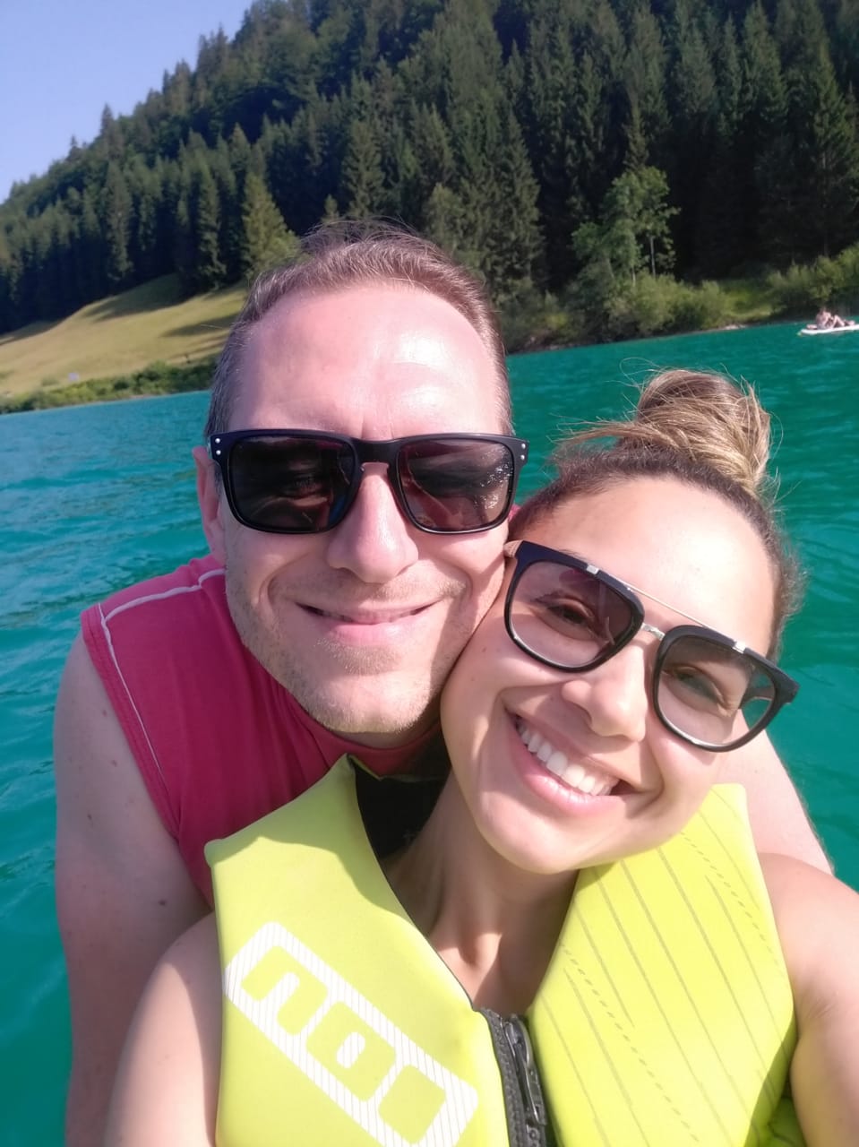 Marco Agostini com a esposa em lago alpino