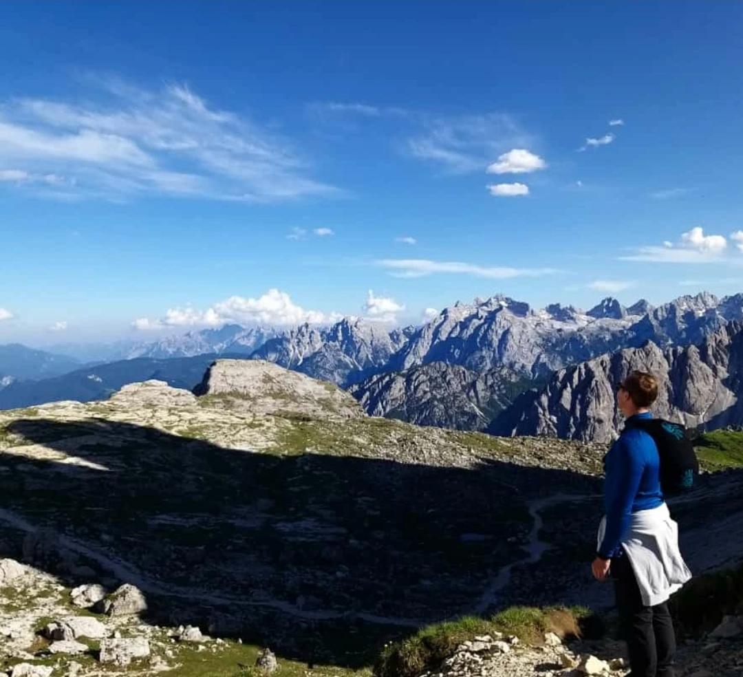 Marco Agostini admirando os Dolomitas