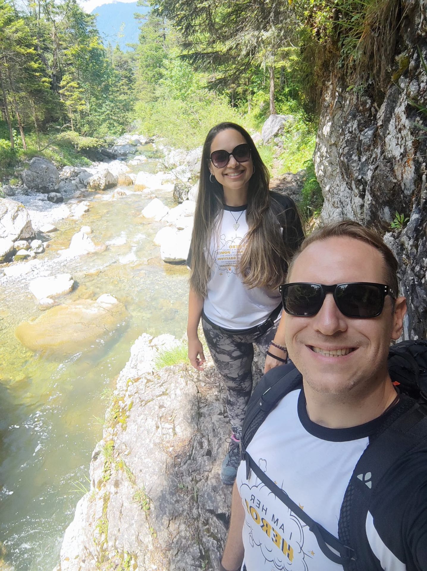 Marco Agostini com a esposa em trilha na montanha